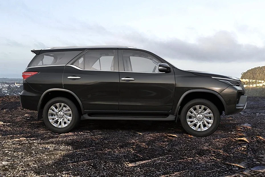 Toyota Fortuner — View 1