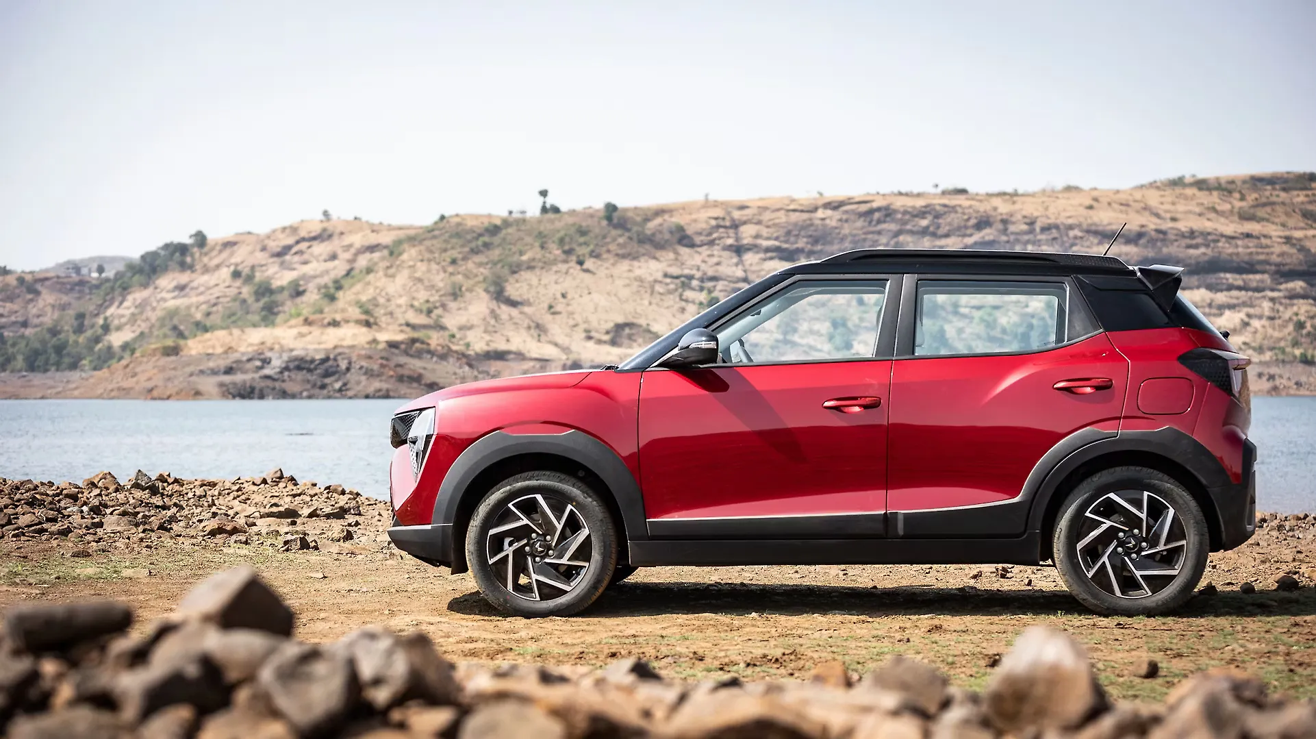 Mahindra XUV300 — View 3