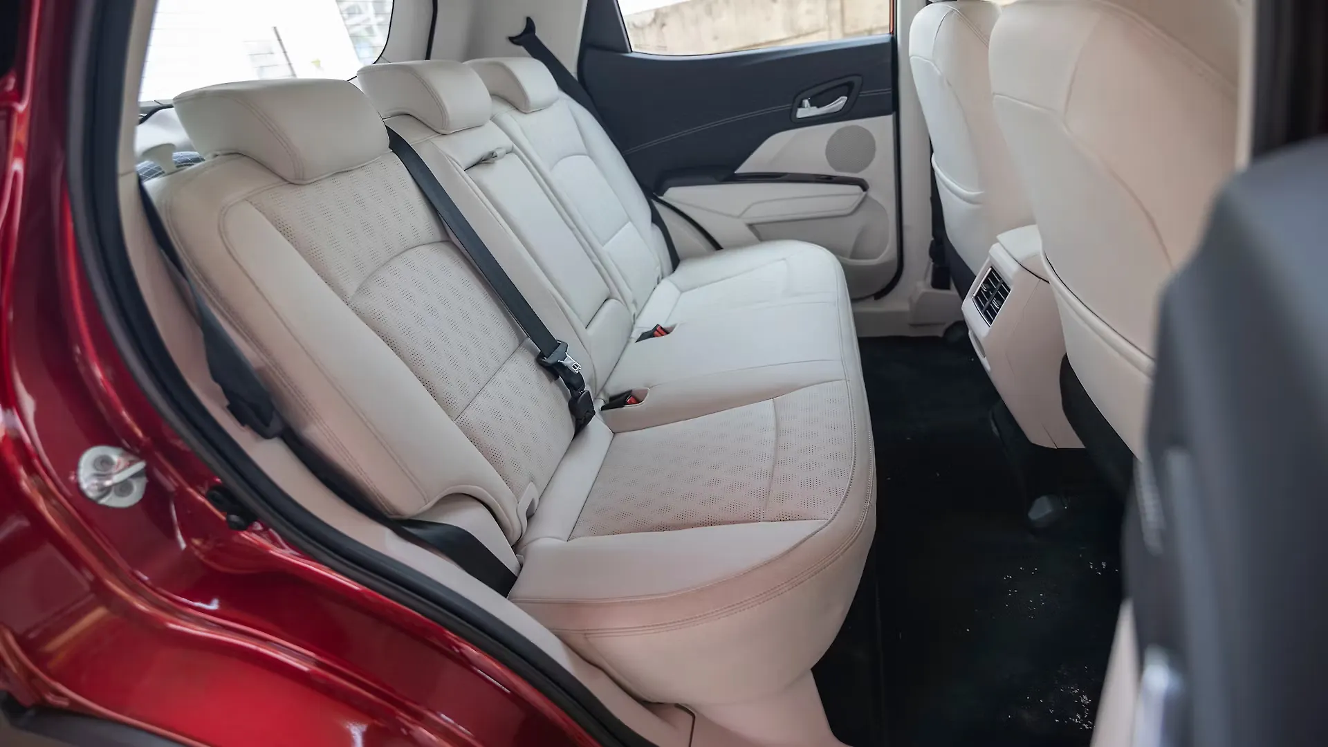 Mahindra XUV300 W8 Diesel