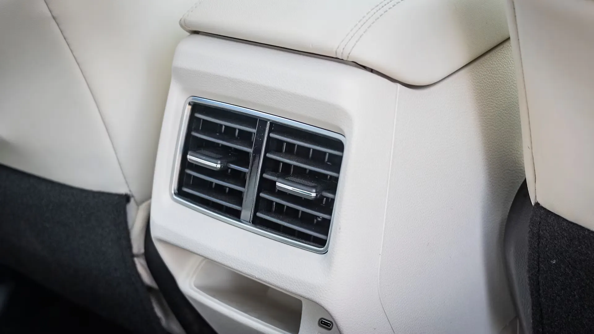 Mahindra XUV300 W8 Diesel