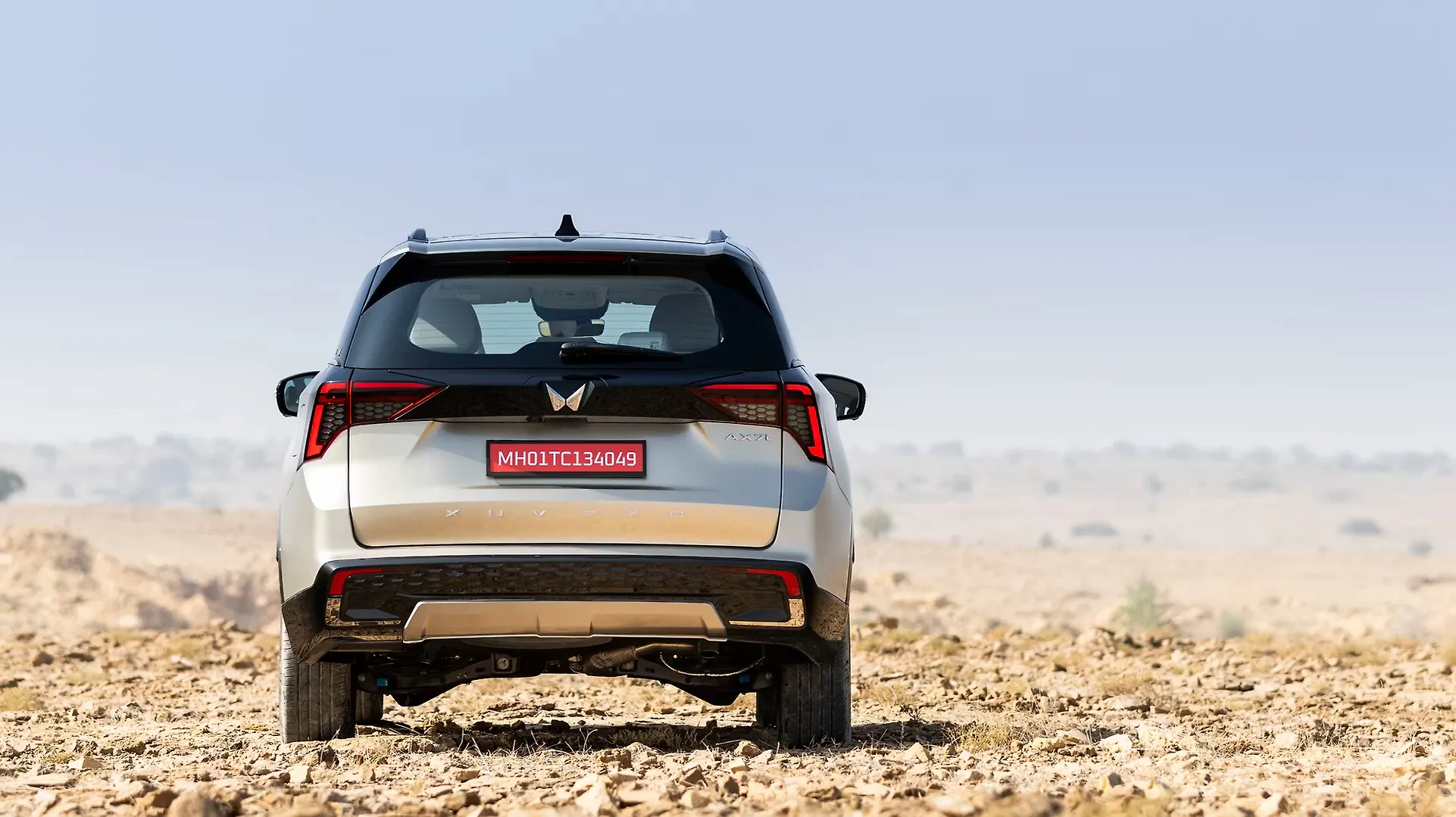 Mahindra XUV700 — View 2