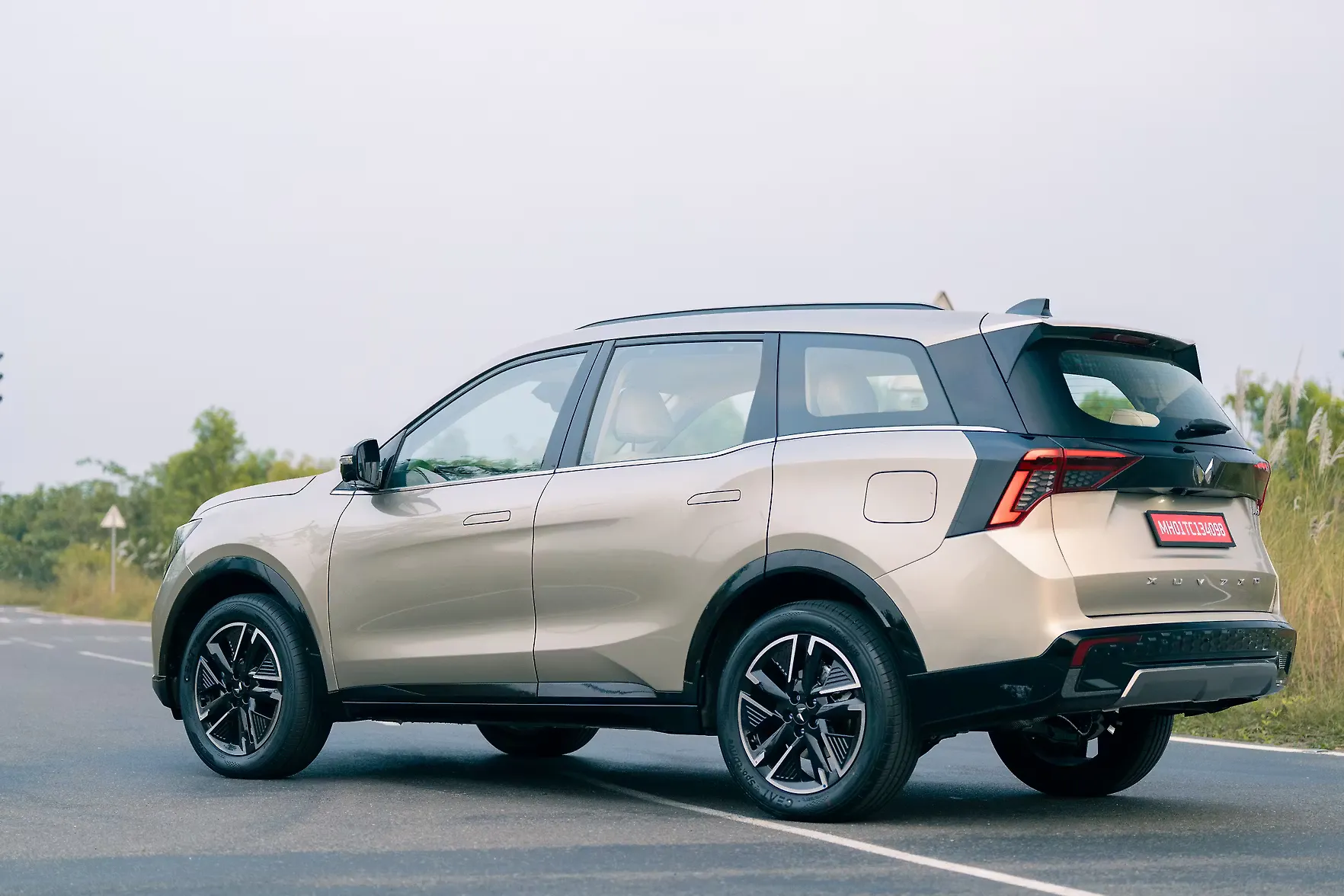 Mahindra XUV700 — View 3