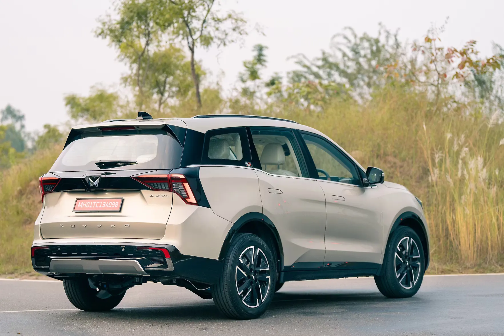 Mahindra XUV700 MX Petrol