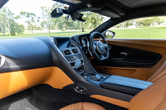 Aston Martin DB11 V8