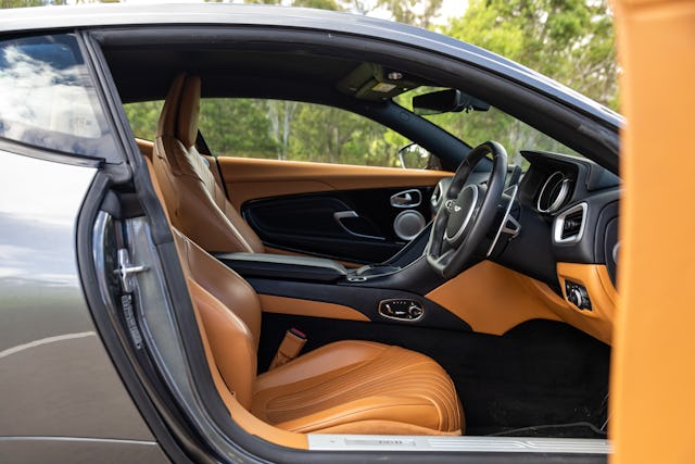 Aston Martin DB11 V8
