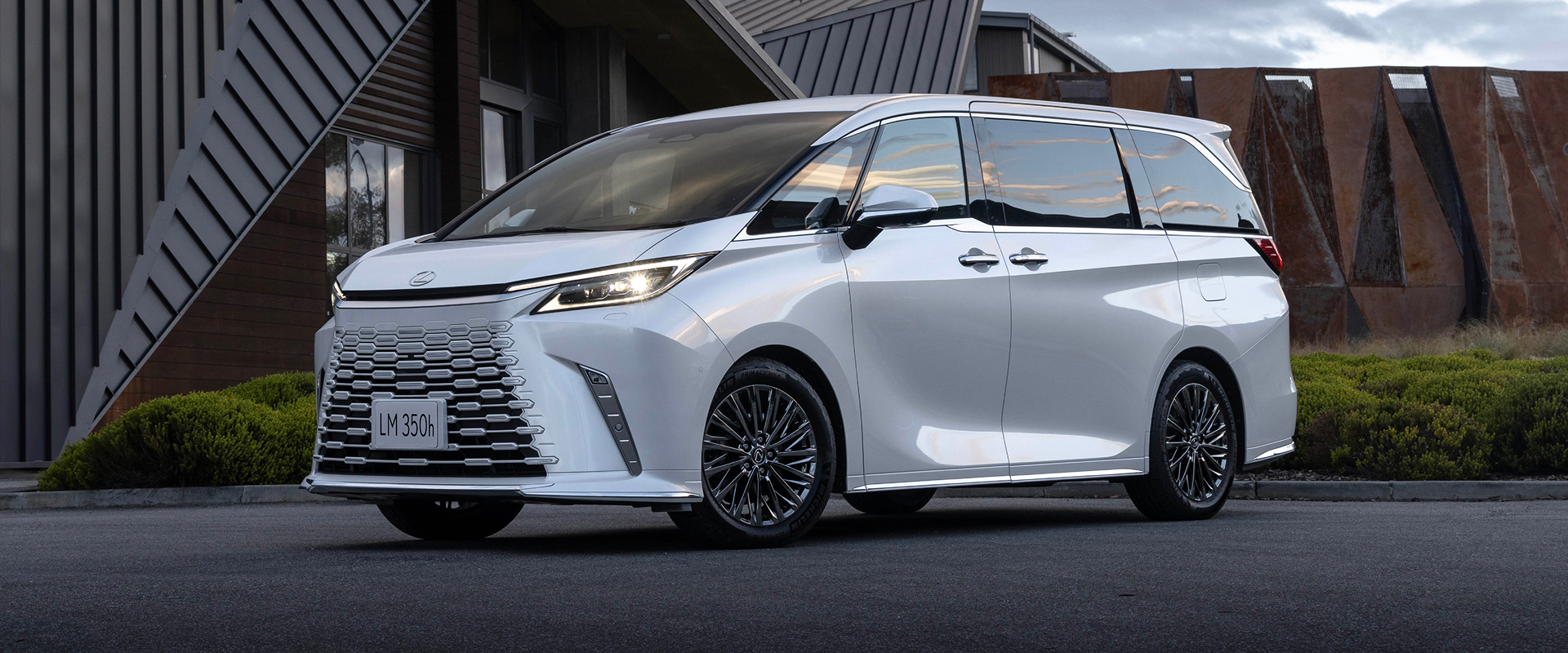 Lexus LM 350h Hybrid