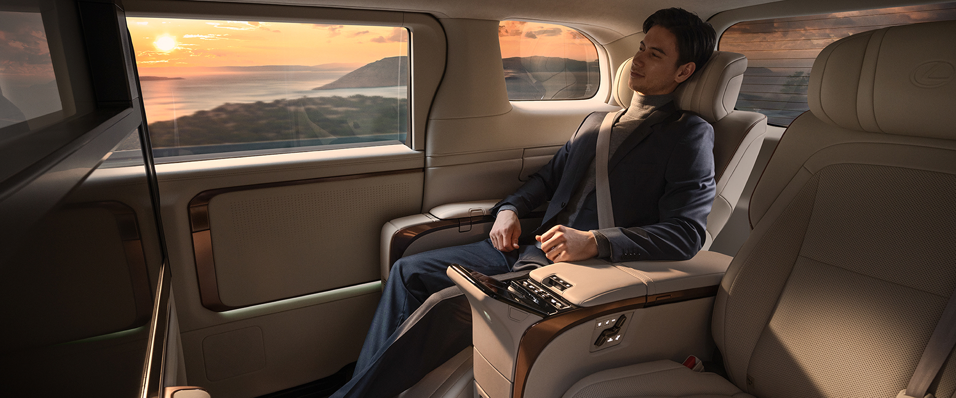 Lexus LM 350h Hybrid